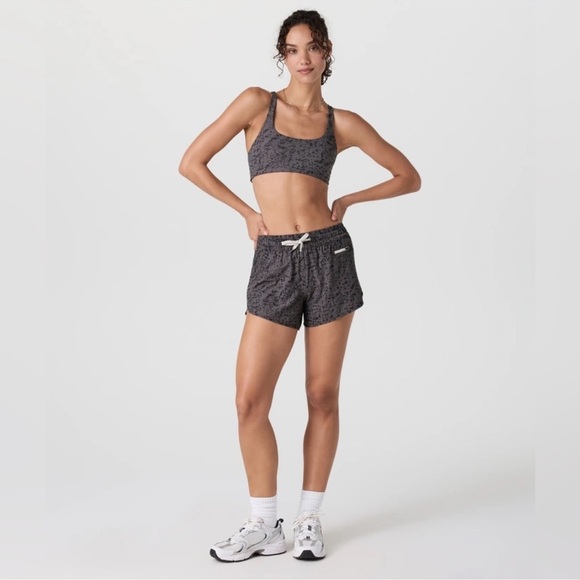 Vuori Clementine 2.5” inch short 2.0 color Chia stucco size small - Picture 2 of 7